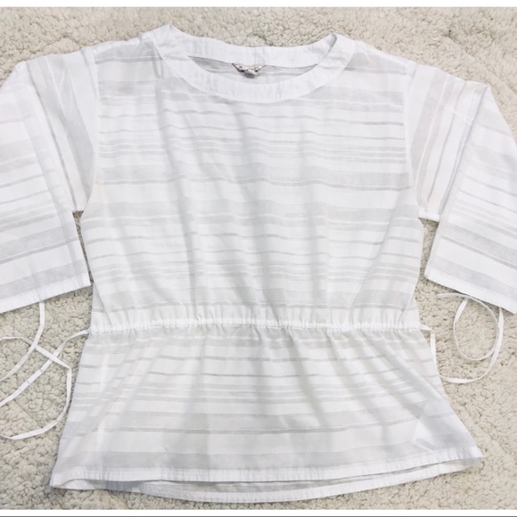 Clean white | Tied waist | See thru detail - Picture 2 of 3